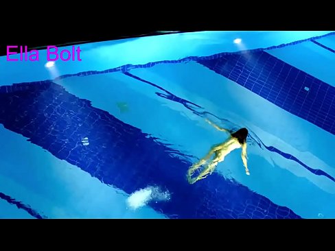 ❤️ Non podo deixar de mirar, unha moza loira que é sorprendida nadando espida na piscina do resort ELLA BOLT Porno anal en % gl.pornobot.ru % ﹏